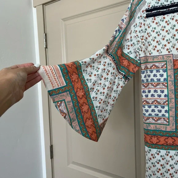 Super pretty and light summer dress! Size Medium fits like a Small. Bell sleeves - Picture 3 of 6